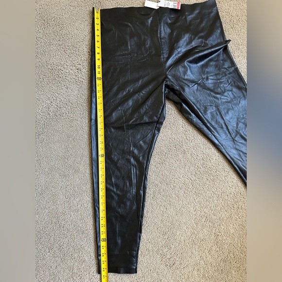 NWT HUE Sleek Effect Leatherette Leggings 3X - Picture 8 of 13